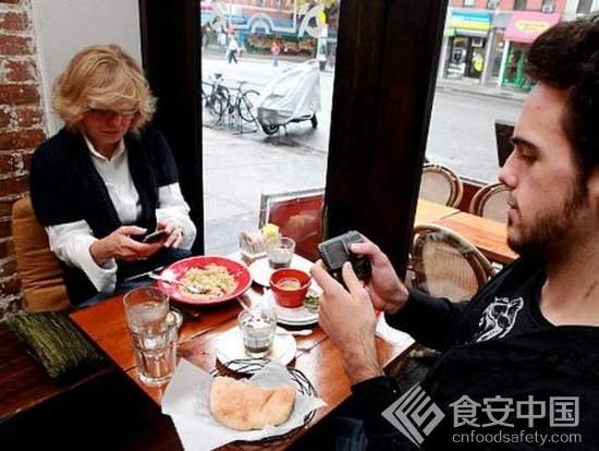 美國(guó)一餐廳抱怨顧客吃飯看手機(jī)無端加長(zhǎng)用餐時(shí)間